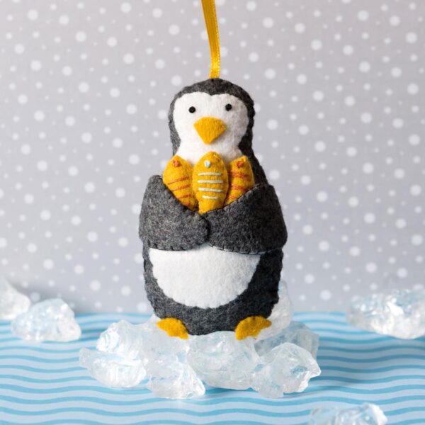 Mini Kit - Penguin with Fish - Corinne Lapierre