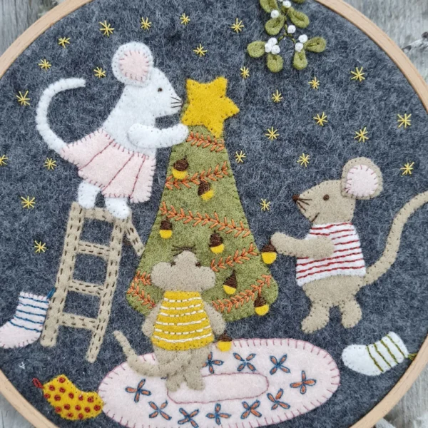 Corinne Lapierre - Hoop Kit - Christmas with the Mouse Family